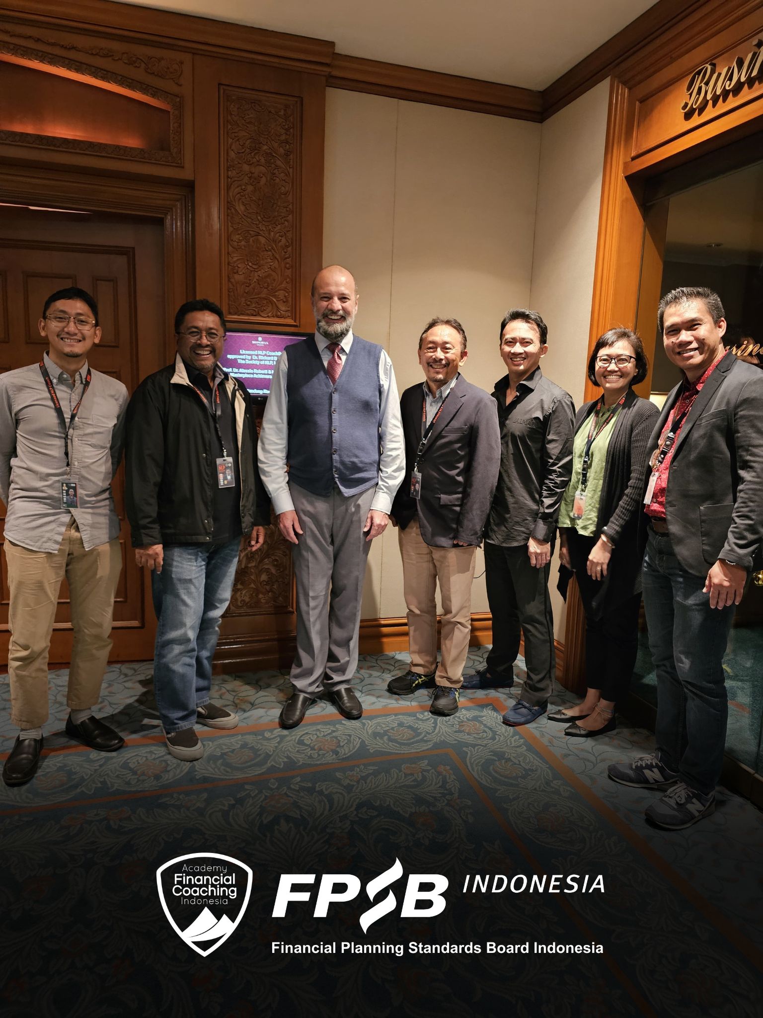 Foto Pengurus FPSB Indonesia dan Founder AFCI bersama dengan Profesor Alessio Roberti, seorang doktor di bidang psikologi dan NLP Coach Trainer yang menjadi salah satu pengajar di AFCI.